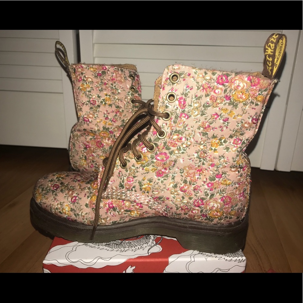 Dr. Martens 8 eye floral combat boots